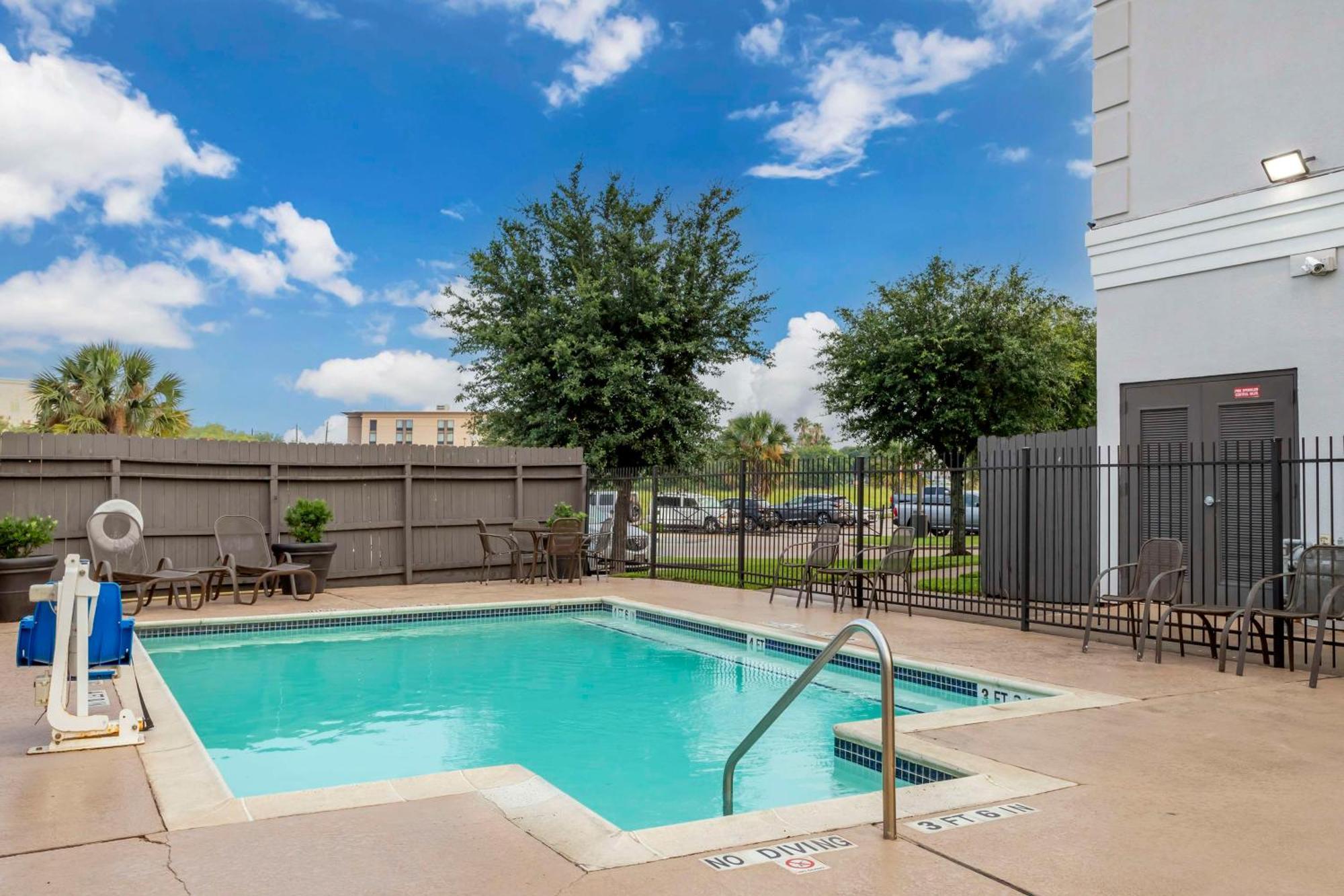 Hotel Western Hobby Airport And 3*